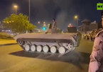 Lính Iraq 'trổ tài' quay tròn xe quân sự giữa phố
