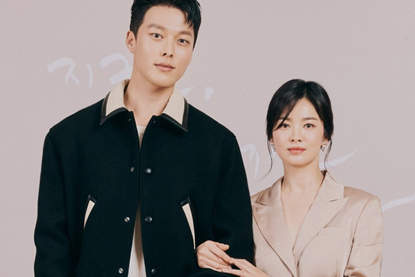 Song Hye Kyo cuốn hút bên bạn diễn kém 11 tuổi tại ra mắt phim mới