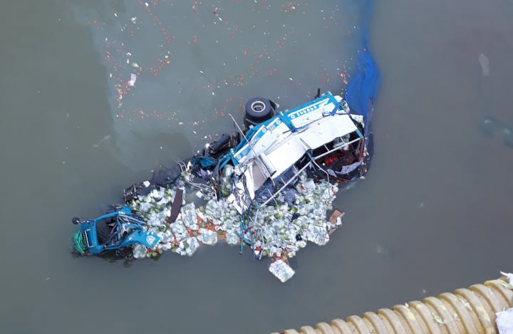 Ô tô chở rau 'bay' xuống sông sau khi tông gãy hộ lan cầu trên cao tốc