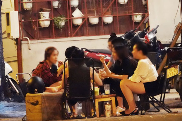 TP.HCM: Nhiều người lơ là 5K, bất chấp ca Covid-19 gia tăng