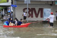 Nước sông dâng cao, năm quận ở Bangkok chìm trong lũ