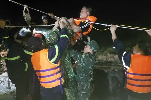 3 người ở Gia Lai mắc kẹt giữa dòng thác lũ được đưa vào bờ