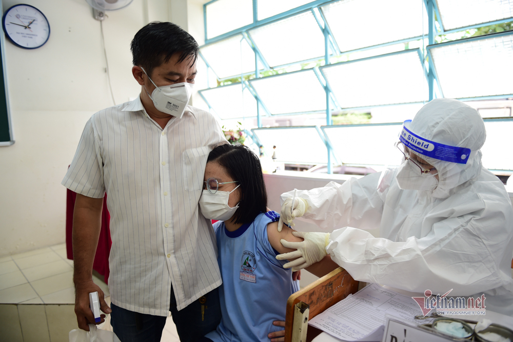 Bộ trưởng Y tế: Mạnh dạn cho trẻ đi học, không nên chờ đợi tiêm vắc xin