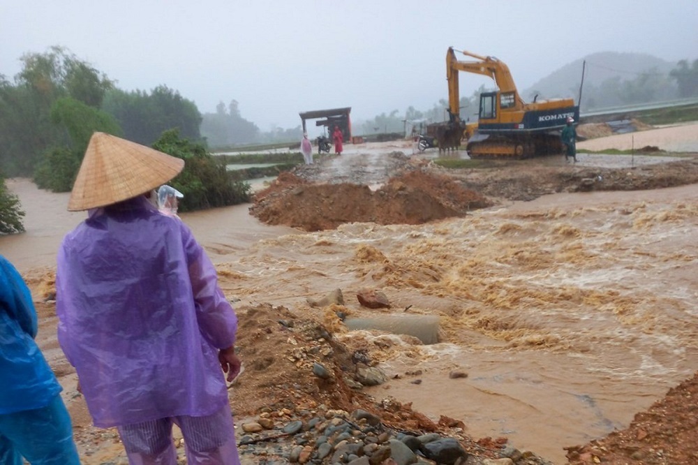 Mưa lớn, hàng loạt cầu ở Quảng Ngãi bị sụt lún, đứt gãy