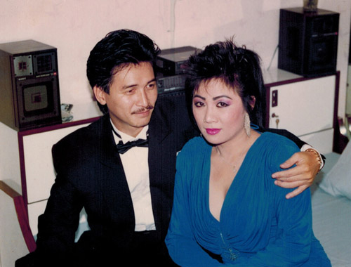 Ca sĩ Nguyễn Hưng tuổi 64 hạnh phúc bên vợ cựu vũ công