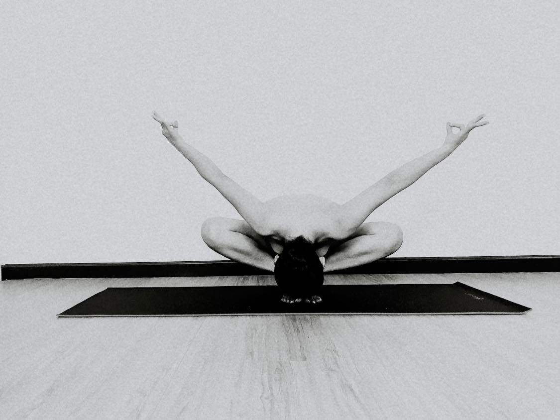 Thanh Ngọc 'Đồng tiền xương máu' U50 gợi cảm, thích chụp Yoga nude