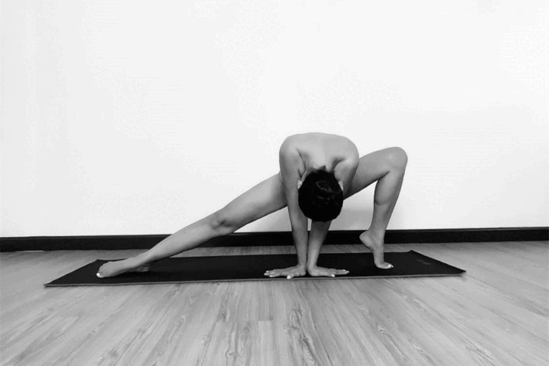 Thanh Ngọc 'Đồng tiền xương máu' U50 gợi cảm, thích chụp Yoga nude