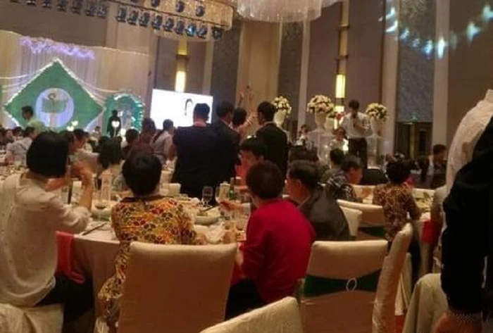 Nhận tiền mừng cưới của đồng nghiệp, chú rể bị công ty sa thải
