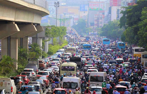 Public transport must improve if toll on cars entering Hanoi is approved