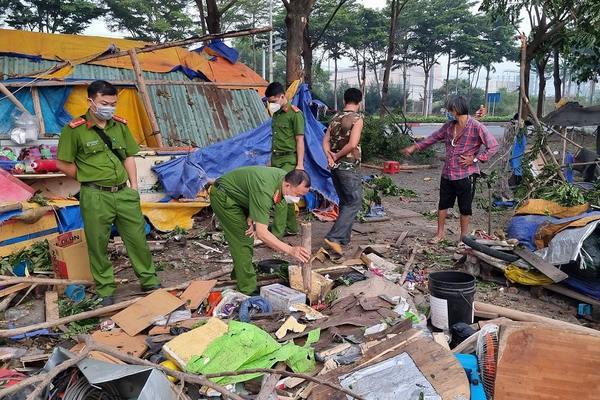 Xe đầu kéo đâm căn chòi bán nước ven đường, cặp vợ chồng thương vong