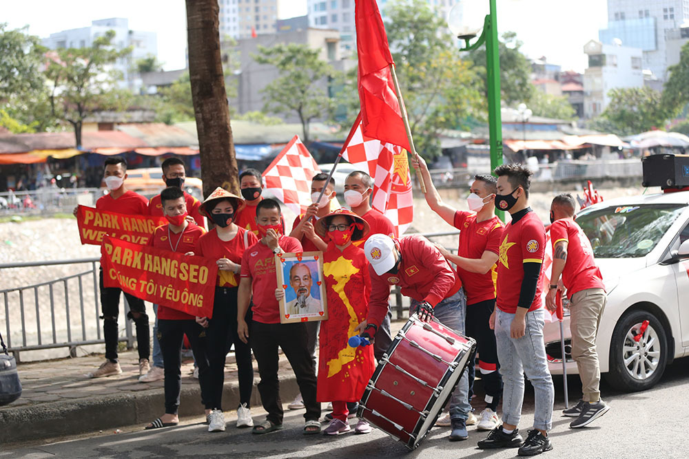 CĐV 'lên đồ', tiếp lửa tuyển Việt Nam đấu Nhật Bản
