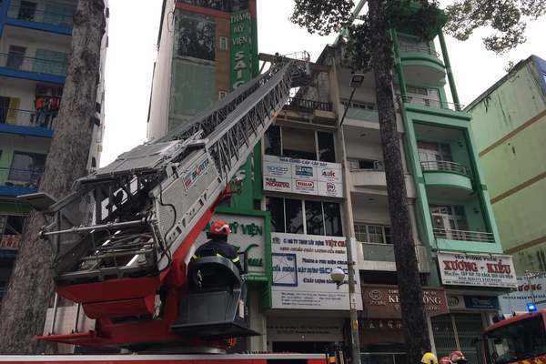 8 người mắc kẹt trong căn nhà 5 tầng bốc cháy ở trung tâm TP.HCM