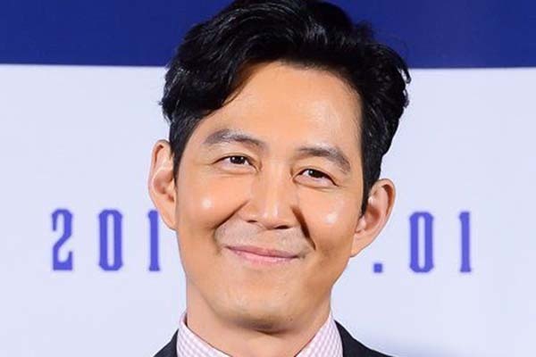 Khán giả phản ứng vì Lee Jung Jae 'Trò chơi con mực' bị MC hỏi kém duyên