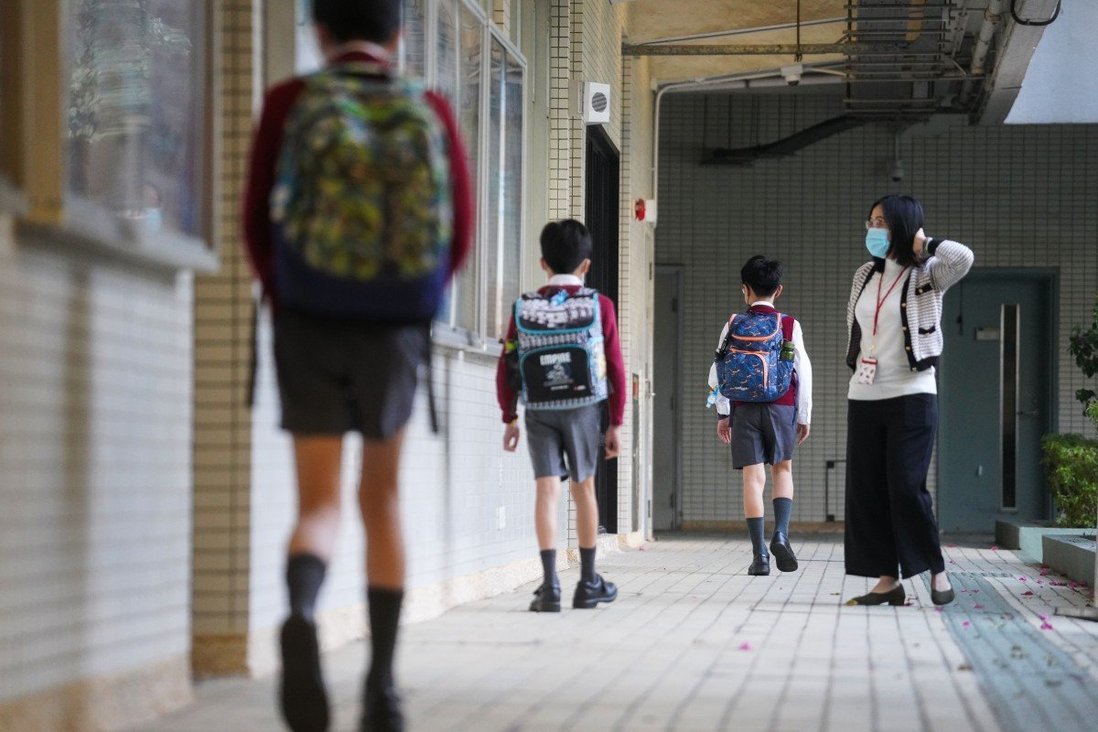 Hong Kong rơi vào tình trạng chưa từng có, nhiều trường học phải đóng cửa