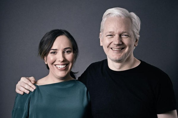 Nhà sáng lập WikiLeaks kết hôn trong tù