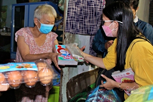 Tan làm, nhịn đói đến hẻm nhỏ Sài Gòn tặng quà: 'Còn rất nhiều người khổ'