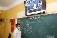 Lớp học vừa trực tiếp vừa online của thầy giáo Bắc Giang
