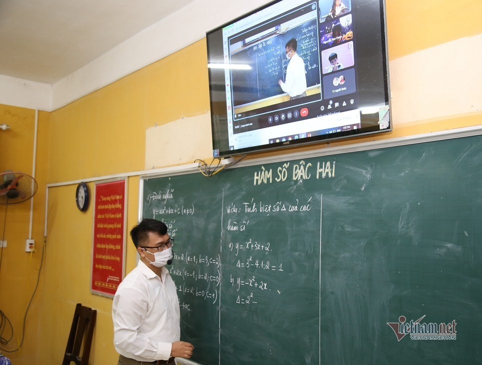 Lớp học vừa trực tiếp vừa online của thầy giáo Bắc Giang