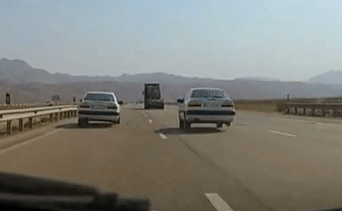 Ô tô cổ Citroen chỉ ba bánh chạy quá tốc độ 200km/h trên đường gây chú ý