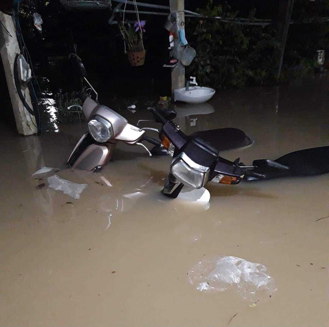 Hàng trăm nhà dân ở Quảng Ngãi bị ngập sâu, di chuyển dân trong đêm