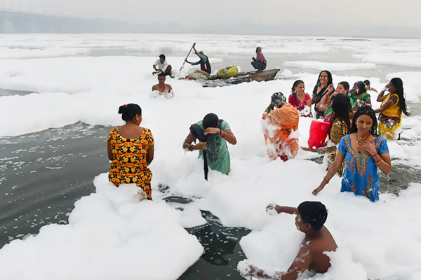 Mừng lễ hội thần Mặt Trời, dân Ấn Độ vui vẻ tắm sông 'siêu ô nhiễm'