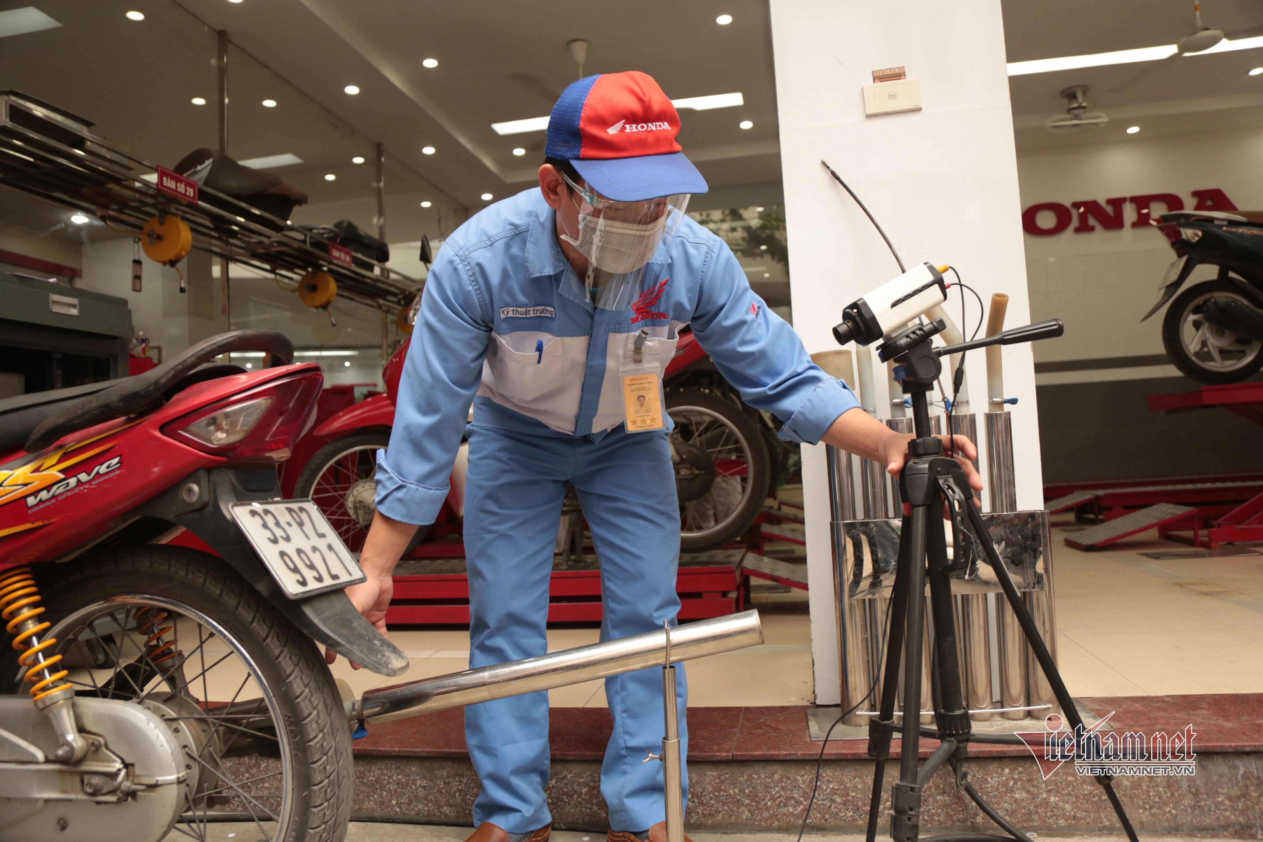 Dân Hà Nội hoan hỉ mang xe đi đo khí thải, thay dầu miễn phí, được tặng thêm tiền