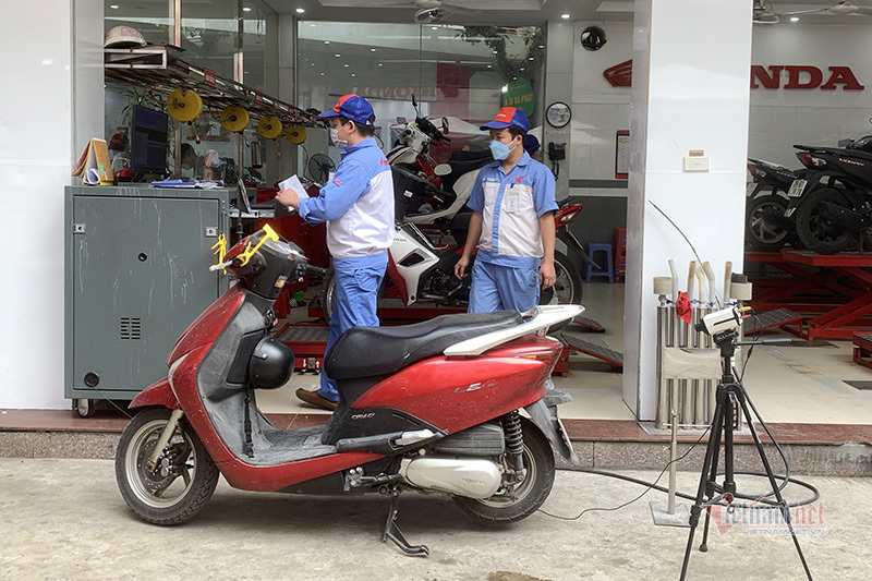 Dân Hà Nội hoan hỉ mang xe đi đo khí thải, thay dầu miễn phí, được tặng thêm tiền