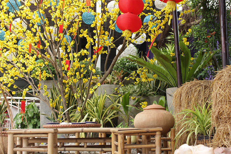 Chị gái sốc khi em trai yêu người đáng tuổi mẹ