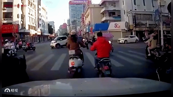 Trâu điên tấn công người trên phố, cô gái đi xe máy bị húc bay