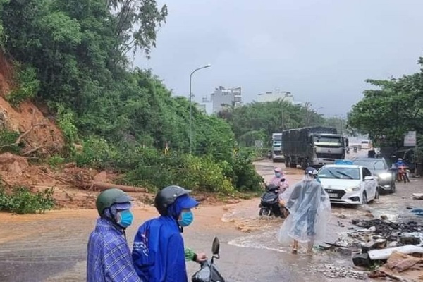 Mưa lớn ở Bình Định gây sạt lở nhiều nơi