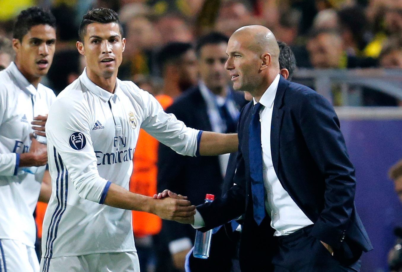 MU hy vọng Zidane đổi ý, tái ngộ Ronaldo và Varane ở Old Trafford