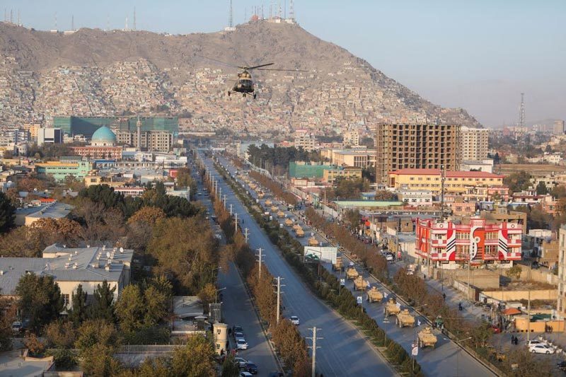 Taliban diễu binh rầm rộ với vũ khí Mỹ, Nga ở Kabul