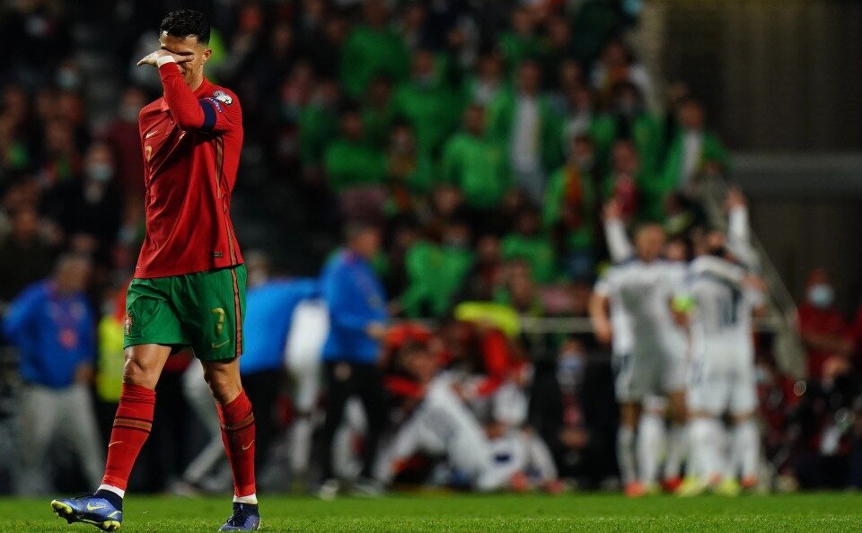 Ronaldo uất nghẹn vì Bồ Đào Nha hụt vé đến Qatar
