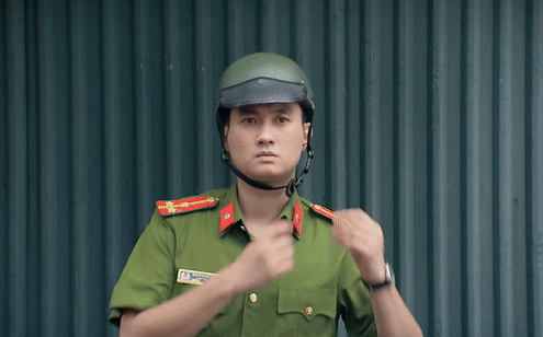 'Phố trong làng' tập 6, ông Quyền dân phòng bị Nam bắt quả tang nhận hối lộ