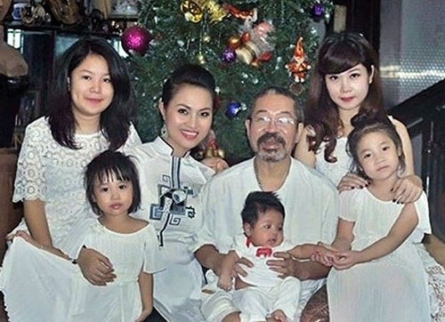 NSND Lê Hùng U70 hạnh phúc bên vợ trẻ kém 32 tuổi và 5 con