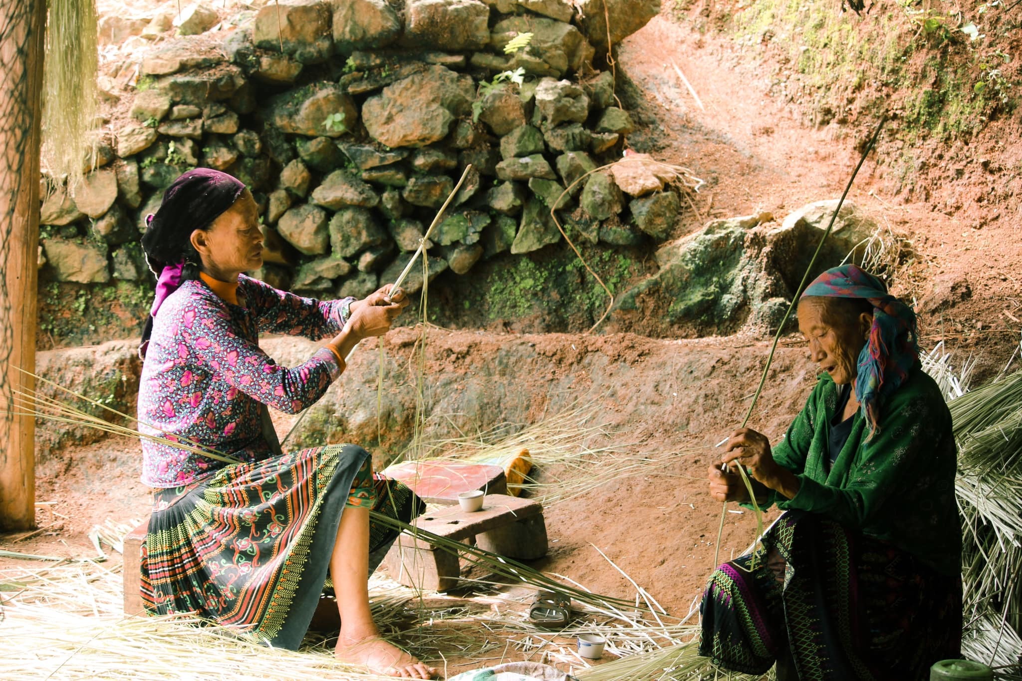 Lạc vào làng cổ trăm năm tuổi ở Hà Giang, đi lội suối bắt cá, uống rượu ngô men lá