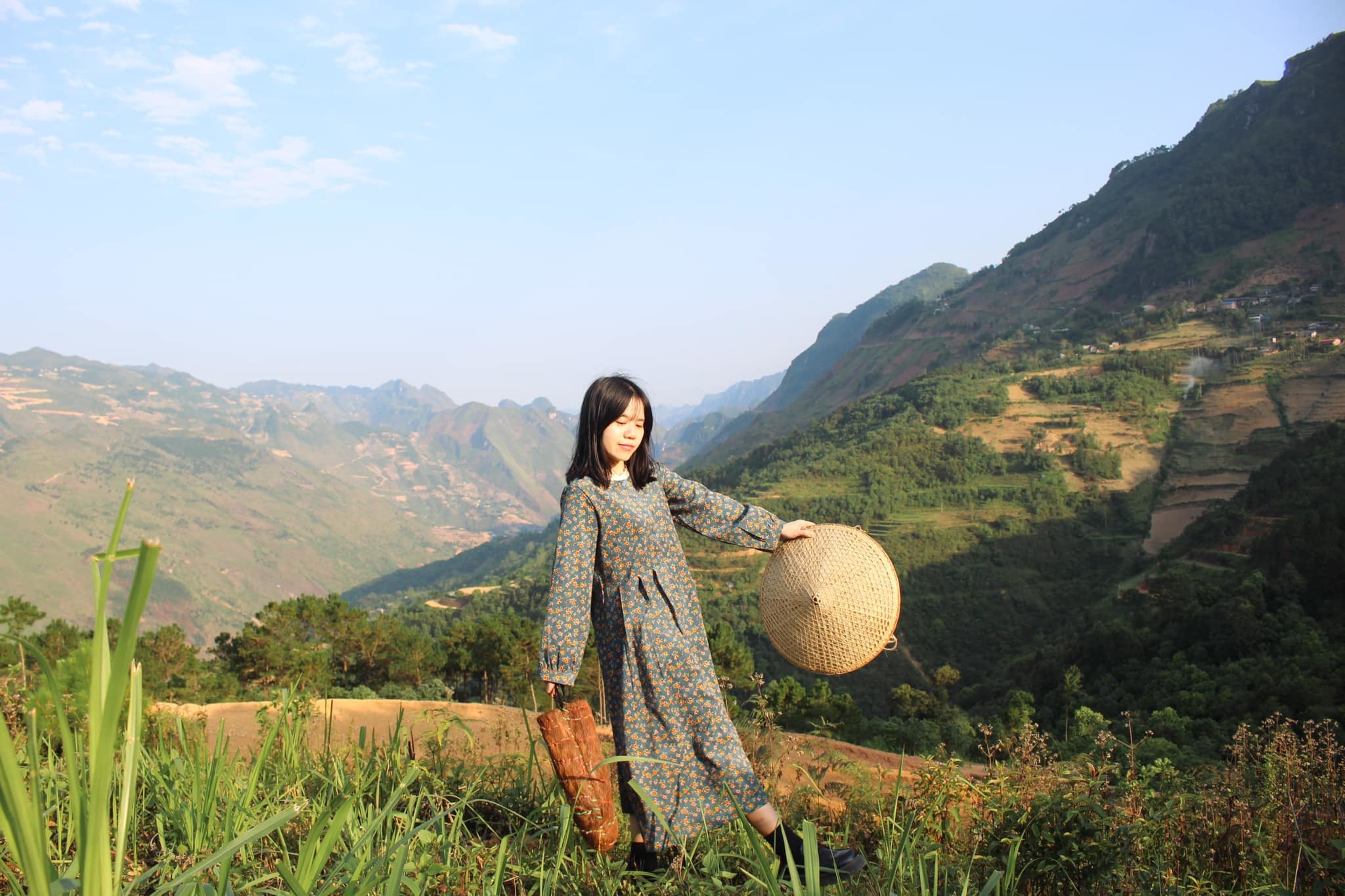 Lạc vào làng cổ trăm năm tuổi ở Hà Giang, đi lội suối bắt cá, uống rượu ngô men lá