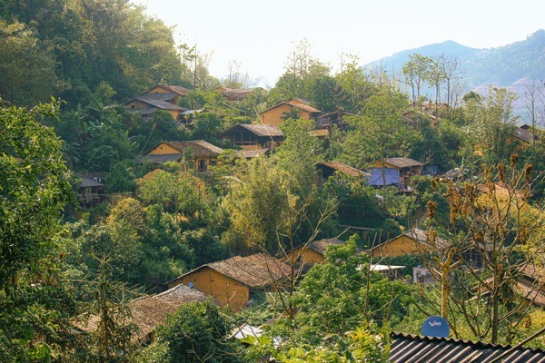 Lạc vào làng cổ trăm năm tuổi ở Hà Giang, đi lội suối bắt cá, uống rượu ngô men lá