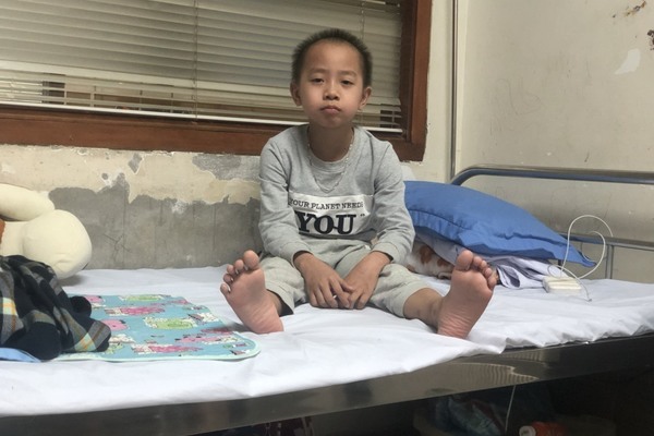 Chỉ còn vài trăm ngàn đồng trong ví, cha nghèo bật khóc thương con ung thư