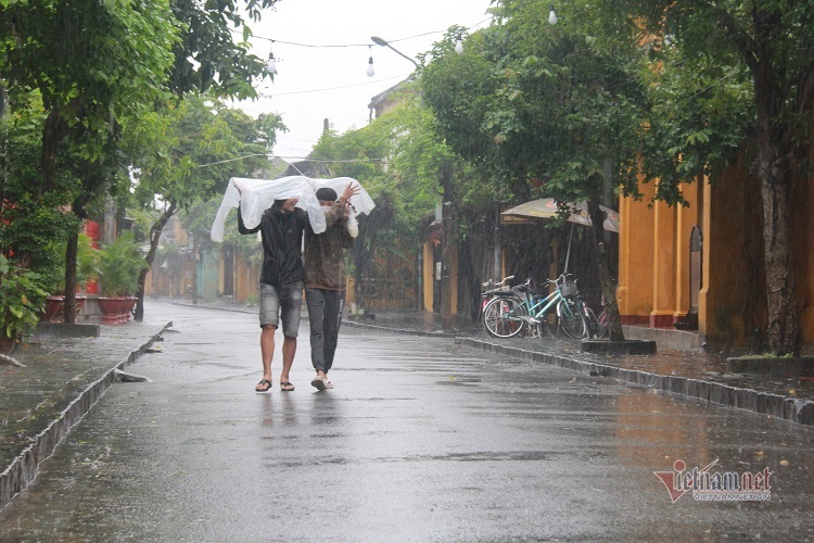 Hội An vắng lặng, nhiều cửa hàng đóng cửa trong ngày đầu đón khách trở lại