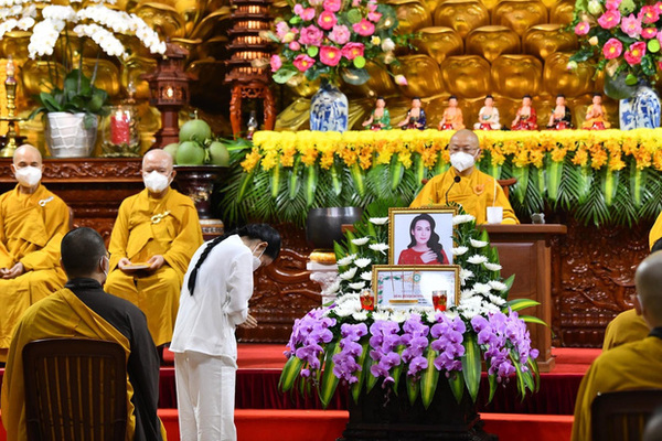 Thỉnh chuông, thả đèn hoa đăng tưởng niệm đồng bào tử vong vì Covid-19