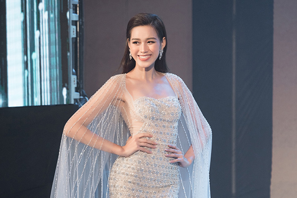 Đỗ Thị Hà chơi đàn T'rưng, múa dân gian tại Miss World 2021