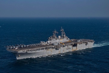 Trực thăng Iran áp sát tàu đổ bộ Mỹ trên Vịnh Oman
