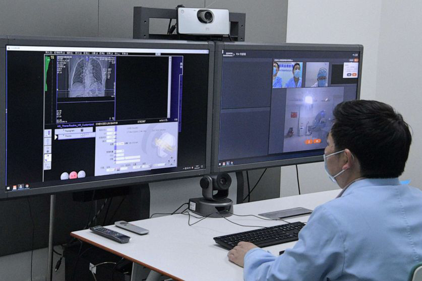 Chống dịch kiểu Trung Quốc: Bệnh viện 5G, robot khám bệnh cách xa 700km