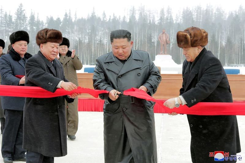 Kim Jong Un tái xuất sau một tháng, thăm thành phố mới giáp Trung Quốc
