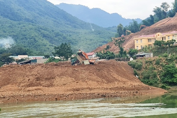 Tỉnh ủy Thanh Hóa chỉ đạo làm rõ việc nhà thầu đổ đất xuống sông Mã