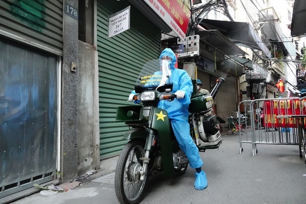 Người dân vùng nguy cơ rất cao ở Phú Đô đồng lòng chống dịch