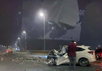 Tai nạn trong đêm ở cầu Nhật Tân, đầu ô tô vụn nát, lái xe máy tử vong