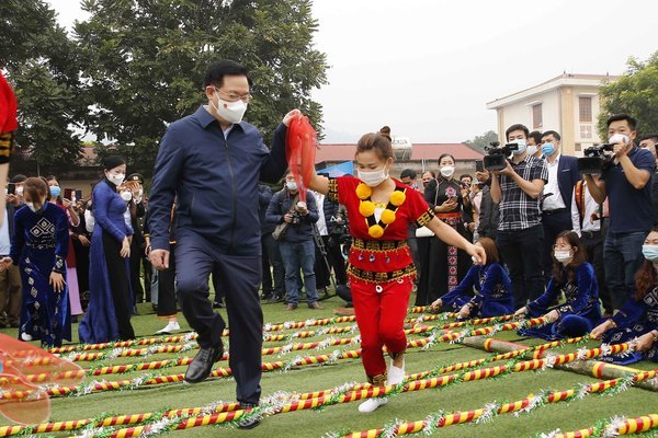 Chủ tịch Quốc hội nhảy sạp, ném còn trong ngày hội Đại đoàn kết