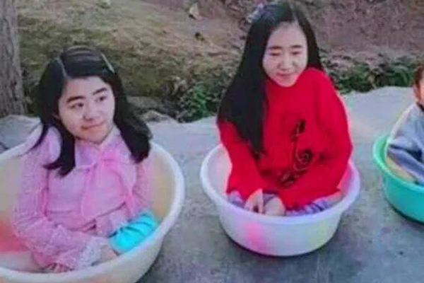 Nỗi đau của cặp vợ chồng ‘nuôi 3 cô con gái trong chậu’